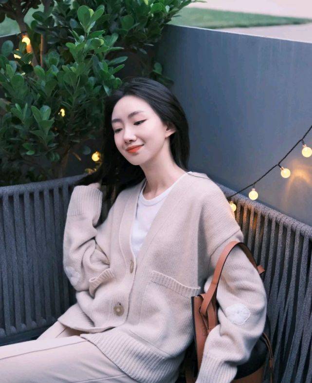 黑色|针织衫虽然很简约，却能穿出温柔的气质，很适合作为秋装