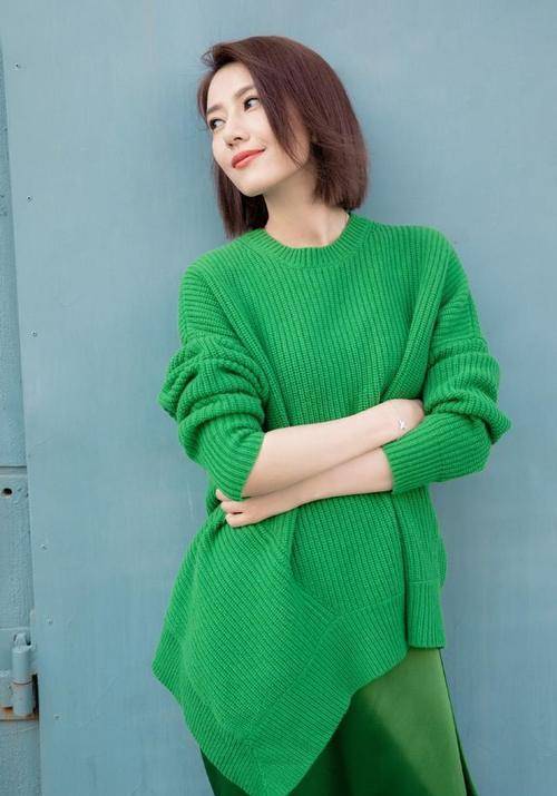 锁骨|高圆圆最新大片曝光，身穿露肩长裙气质出众，这颜值不复出可惜了