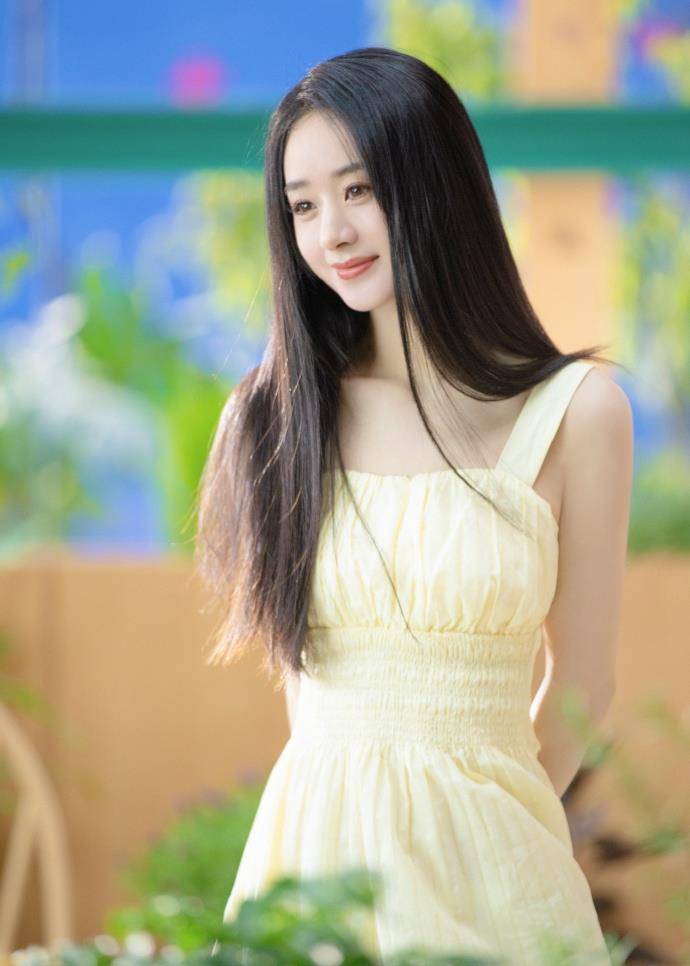 赵丽颖|赵丽颖最新少女穿搭,蓝色紧身裙秀出曼妙身材,太不像33岁的人了