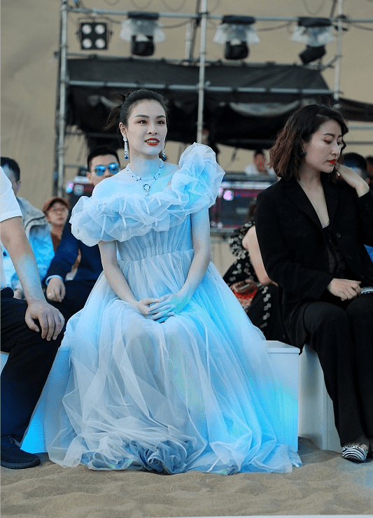 颜色|奥运冠军吴敏霞真会穿，穿长裙遮盖孕肚，身材发福却透着少女样