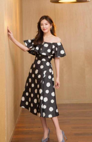 视觉|微胖又怎样，张雨绮穿红色抹胸裙亮相，依旧穿出不一样的魅力