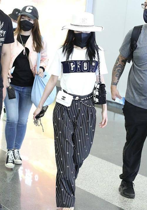 颜色|真为张韶涵开心，她自由了之后，穿的越来越大胆随意了