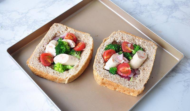 蔬菜|早餐不知给孩子吃什么,试试将吐司加蔬菜和蛋,烤一烤,太香了