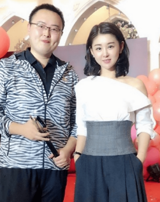 设计|35岁李小萌真是优雅又美好，穿斜肩衬衫巧用腰封收腰，清纯又气质