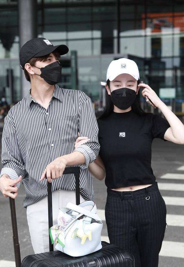 黑色|张檬的牛奶肌太白了，穿一身黑色修身款，身材真的很惹眼