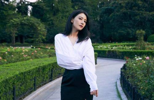 锁骨|高圆圆最新大片曝光，身穿露肩长裙气质出众，这颜值不复出可惜了