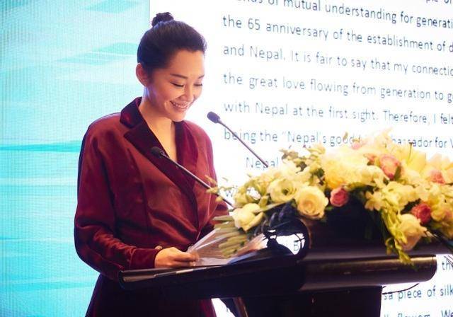 一身|在饭局上的许晴依旧挺优雅的,穿一身高级真丝套装,更有女人味了