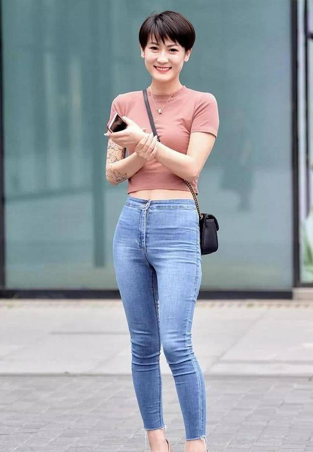 花色|黑色露脐上衣加黑色显瘦打底裤,活泼青春的搭配,看起来很有范儿