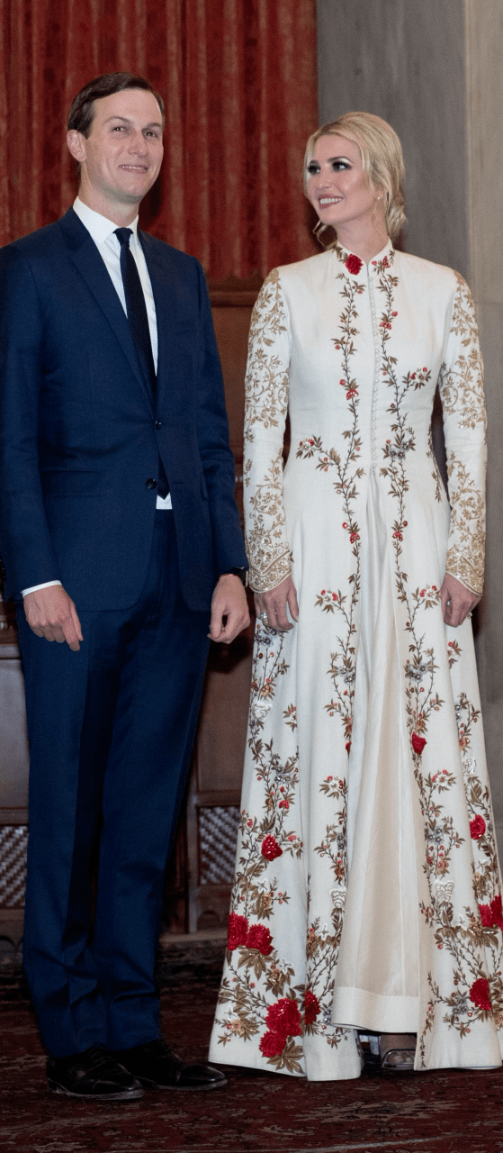 千金|伊万卡母女在街头散步!挂脖背心秀出蚂蚁腰,“退休”后变得好美