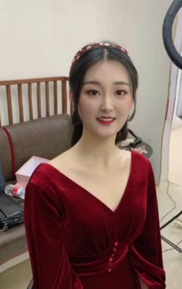 方面|大衣哥儿媳婚后“回门”，V领造型锁骨明显，妆容自然比明星漂亮