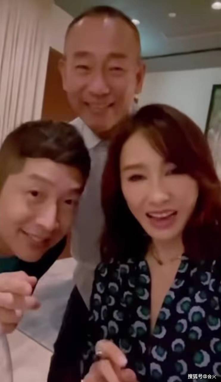 女儿|黎姿低调现身画展，与TVB乐易玲亲密搂肩，相差13岁仍像同龄人