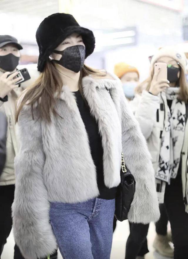 设计|张雨绮真的太爱“出风头”，抢眼的橘色羽绒服保暖高调，美得出众