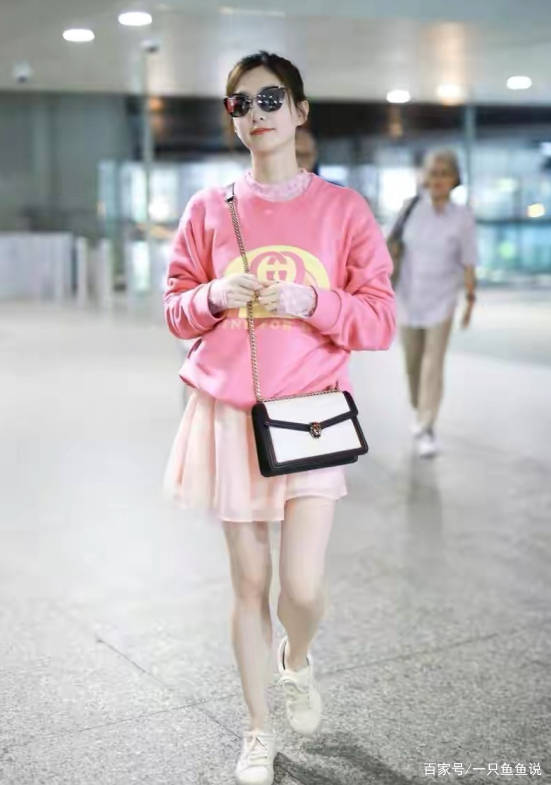 卫衣|气质女神江疏影“转型”了？粉红色卫衣配上墨镜，可爱+帅气