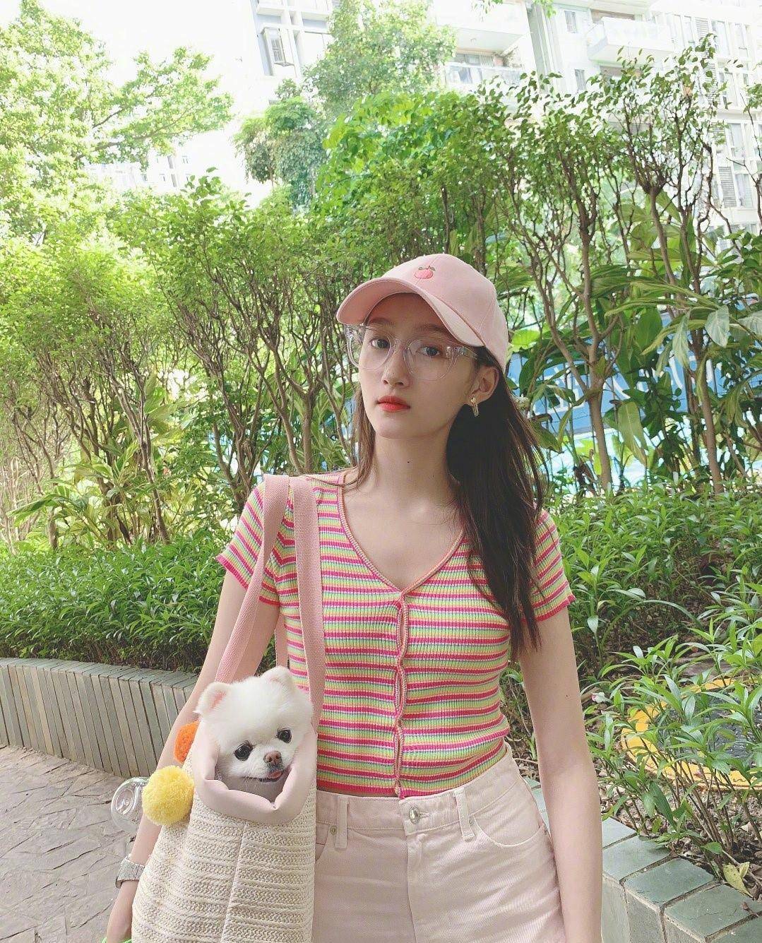 女神|关晓彤穿粉色条纹上衣出门遛萌宠,女神气质超赞,不亏是当红女星