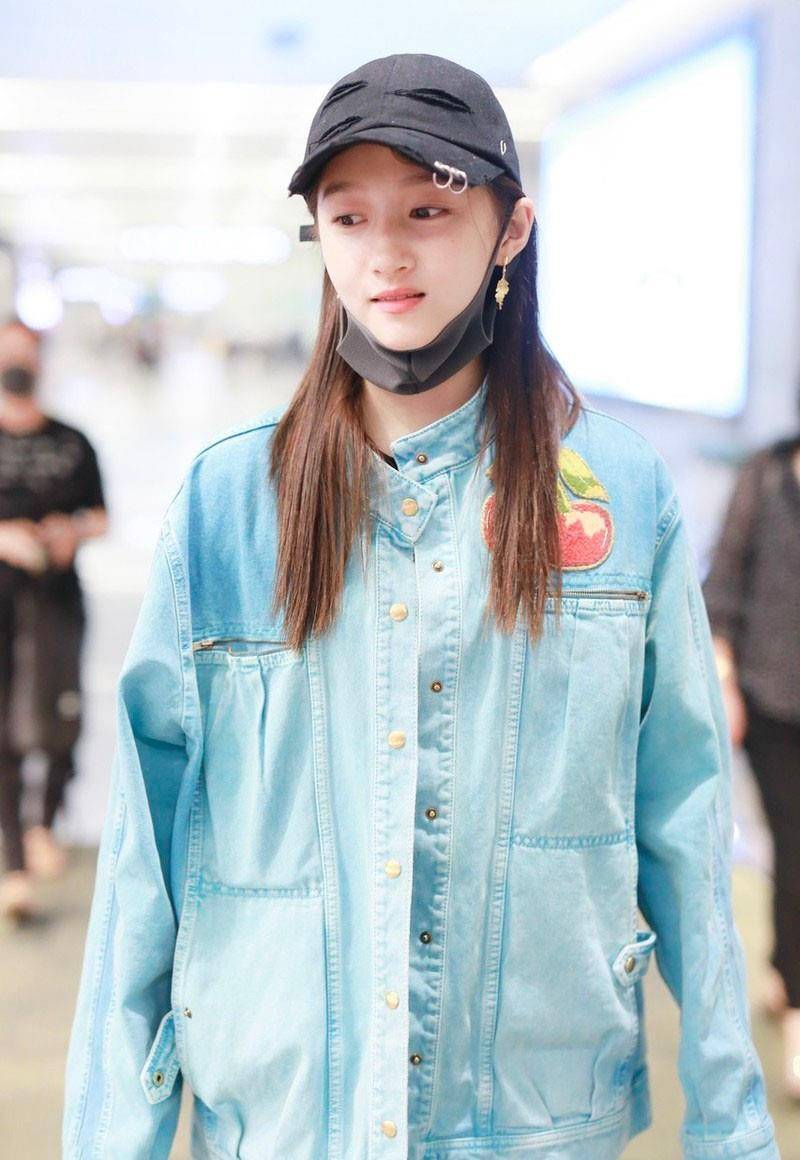 夹克|关晓彤穿得很像大学生，牛仔外套私服照接地气，紧身小黑裤有活力