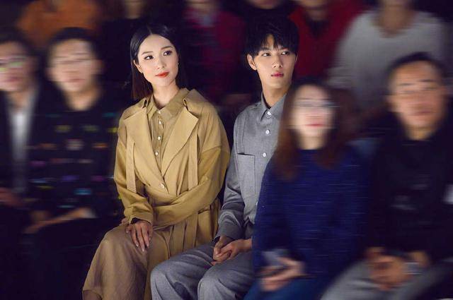 显得|李亚男真是“时髦精”，不规则衬衫配风衣知性优雅，气场不输超模