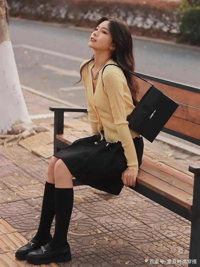 姐妹|今年初秋流行穿“小黑鞋”！不仅百搭好看，还很时髦