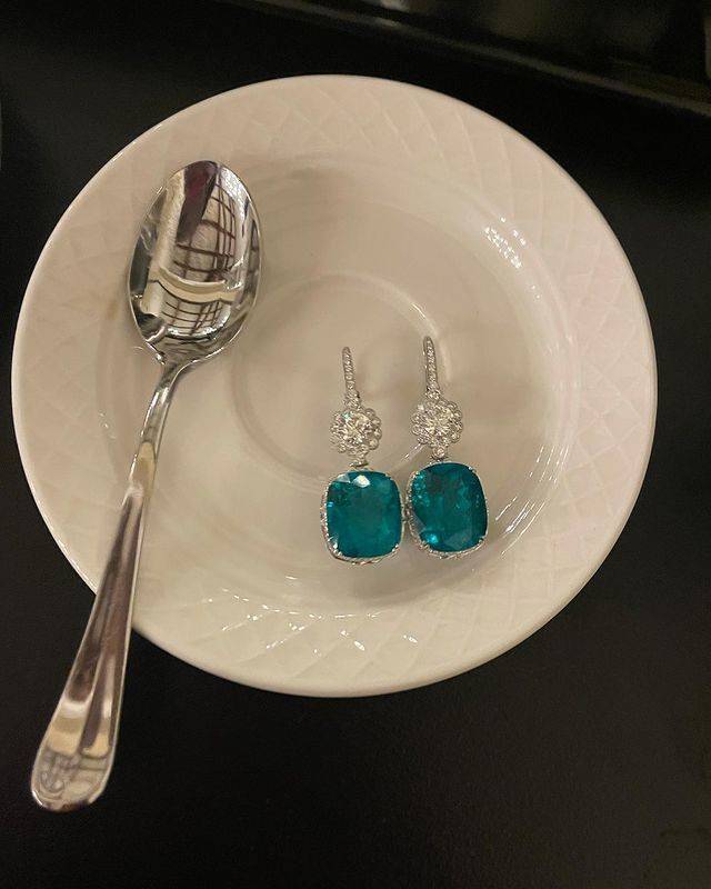 身材|科比妻子走出悲痛重拾闪耀！穿低胸斑马纹长裙亮相，穿衣放得开了