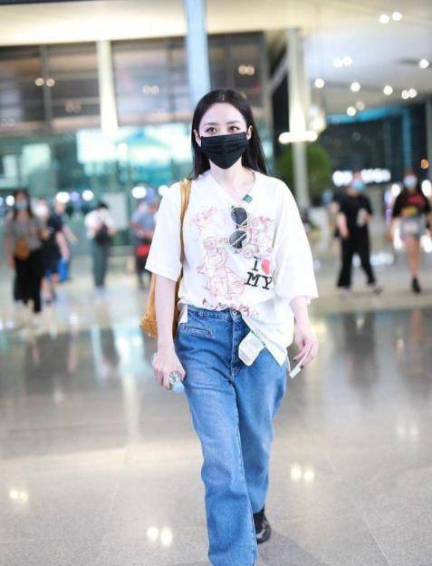 身材|袁泉私服真低调，T恤搭配牛仔裤休闲随性，女儿也遗传她的大长腿