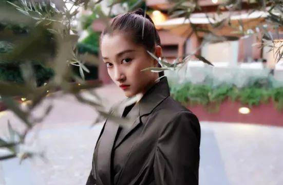 女王|关晓彤穿Prada女王气真足！西装配半透蕾丝裙，她也太会撩了