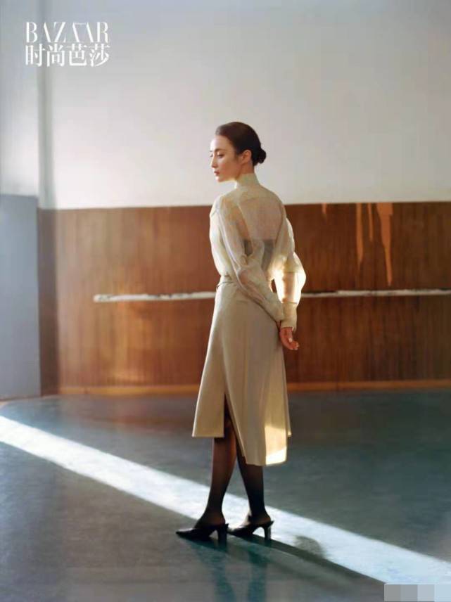 身材|优雅的女人就算穿得低调，也并不影响气质，蒋勤勤这T恤就挺美