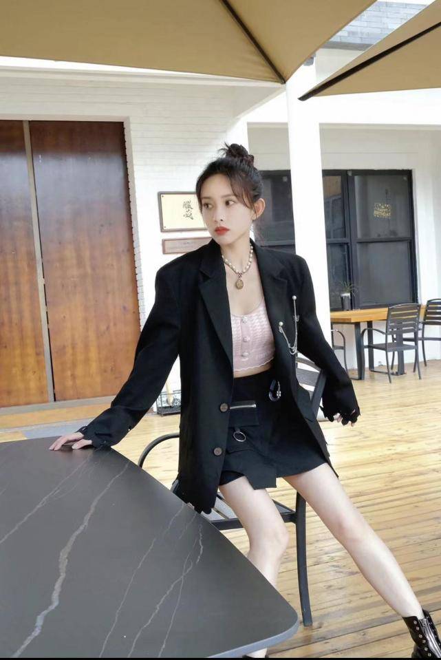 波浪|孟子义和男嘉宾草地露营，波浪长卷发搭配一身淡粉色长裙，画面有点甜