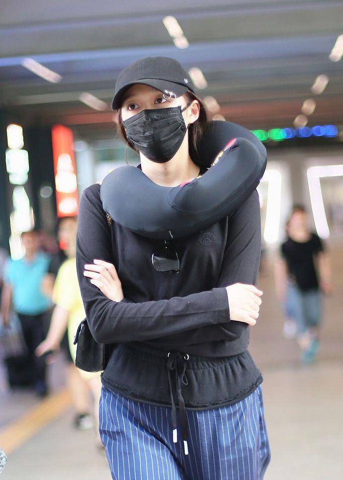 因为|关晓彤穿搭似老干部,背花包显老气,腿不够长的人不像她这样穿