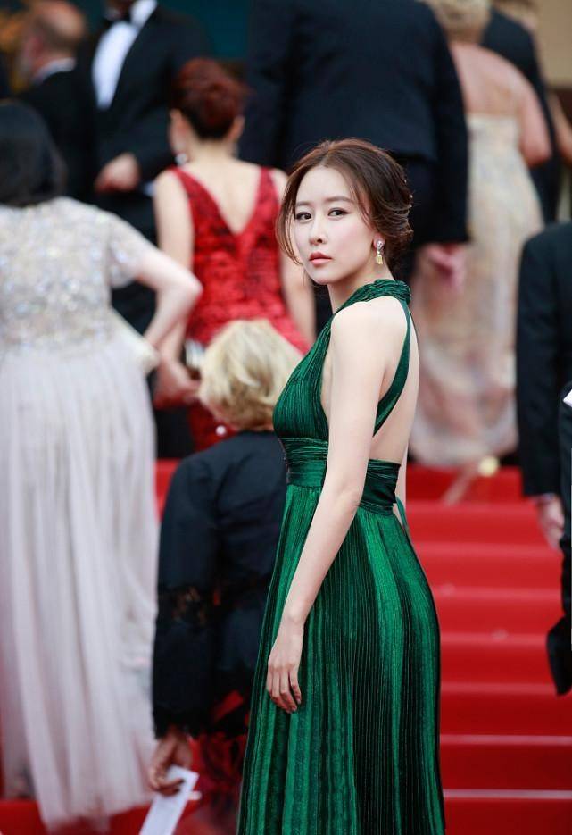 真让人|毛俊杰真是有着“魔鬼身材”，裙摆开大叉秀白腿，真让人移不开眼