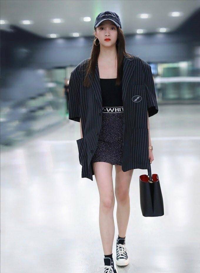 女神|关晓彤穿粉色条纹上衣出门遛萌宠,女神气质超赞,不亏是当红女星