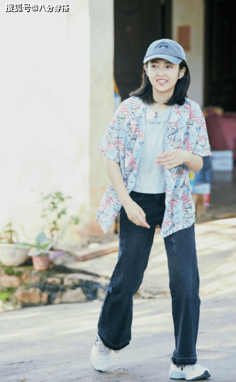 蓝色|张碧晨真没“妈妈样”，花衬衫配牛仔裤简约利落，纤瘦身材惹人羡