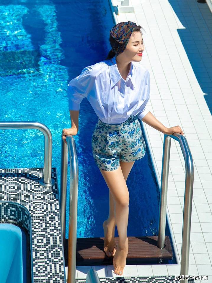 气息|刘涛把“白衬衫+花短裤”穿火了，配上头巾气质惹眼，美出新高度