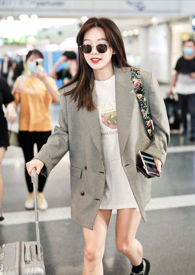 亮点|葛天的时尚品味真不错，穿格纹西装干练知性，搭牛仔裤帅气利落