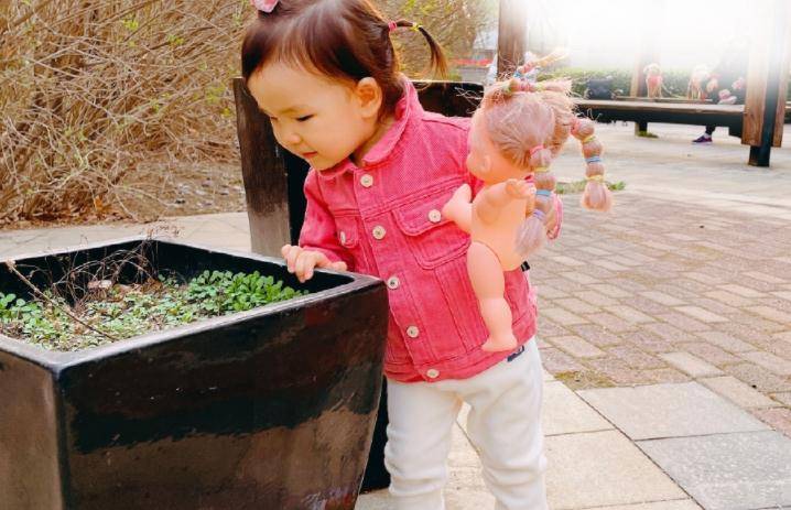 夫妻俩|央视主持红果果即将临盆！肚大如箩靠双手托，绿泡泡跪地脸贴孕肚