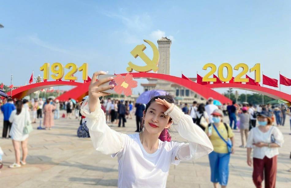 李冰冰|李冰冰外出被拍，穿健美裤腿型弯曲，无修饰的脸蜡黄但紧致不松！