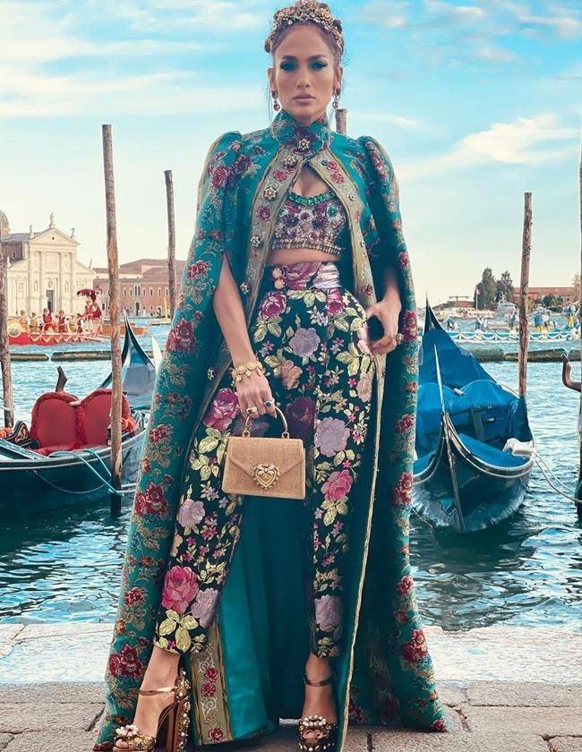 Gabbana|J.LO威尼斯时装秀出洋相，浮夸穿搭展现女王气场，却被拍到标签没剪超尴尬