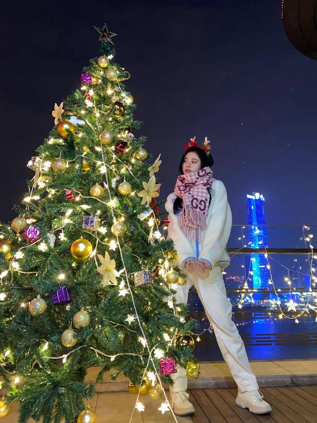 亮点|鞠婧祎的品味真不错，短毛衣配牛仔裤随性洋气，戴贝雷帽复古时髦