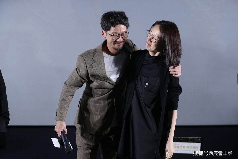 全黑|刘敏涛真的挺会打扮,穿针织衫配连衣裙,“全黑”造型一点都不俗