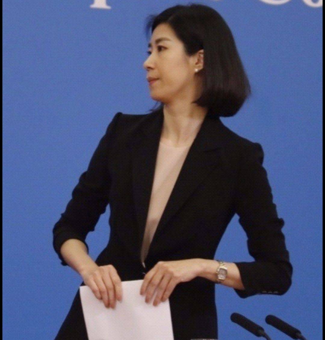 卷发|女翻译们留得四款发型告诉我们：“中长发才是职场大女人的标配”