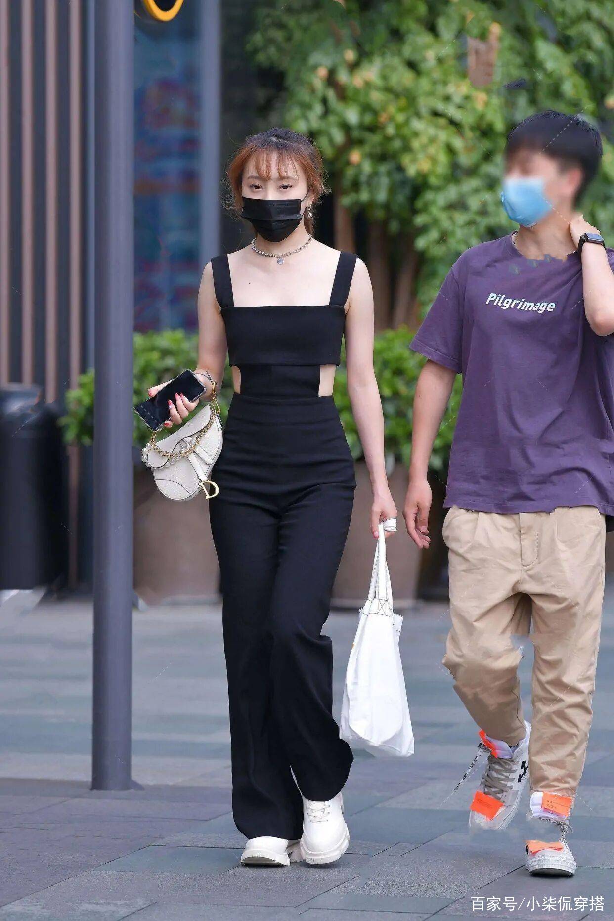 高跟鞋|“小白鞋”无处不在，搭裤子也好、裙子也罢，总能出奇制胜！