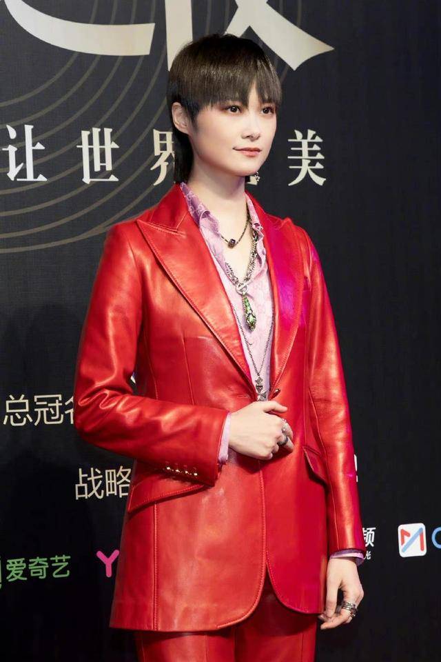 好身材|巩俐的气质真不是吹的，黑色皮衣配半身裙潇洒利落，气场全开