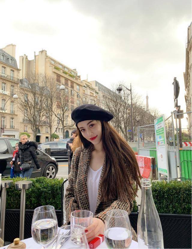 亮点|葛天的时尚品味真不错，穿格纹西装干练知性，搭牛仔裤帅气利落