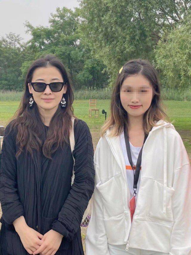 那一种|梅婷48岁还这么漂亮，纯天然的脸自然松弛，但穿白衬衫气质高级！