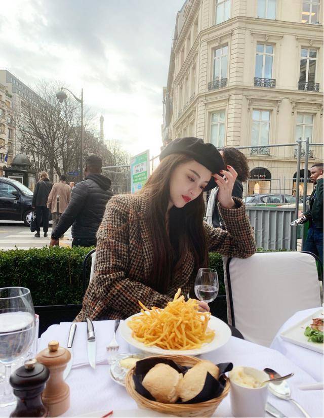 亮点|葛天的时尚品味真不错，穿格纹西装干练知性，搭牛仔裤帅气利落