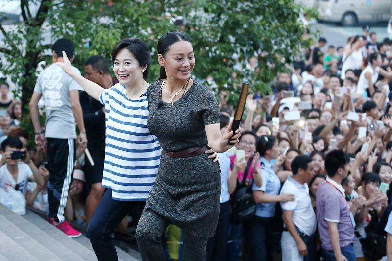 宁静|林青霞保养的真好，和小17岁的宁静手挽手，穿的休闲也不显老