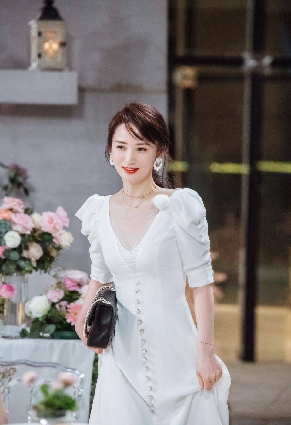 健美裤|蒋勤勤穿宽松T恤走机场，配棒球帽还挺潮的，却被健美裤暴露年龄