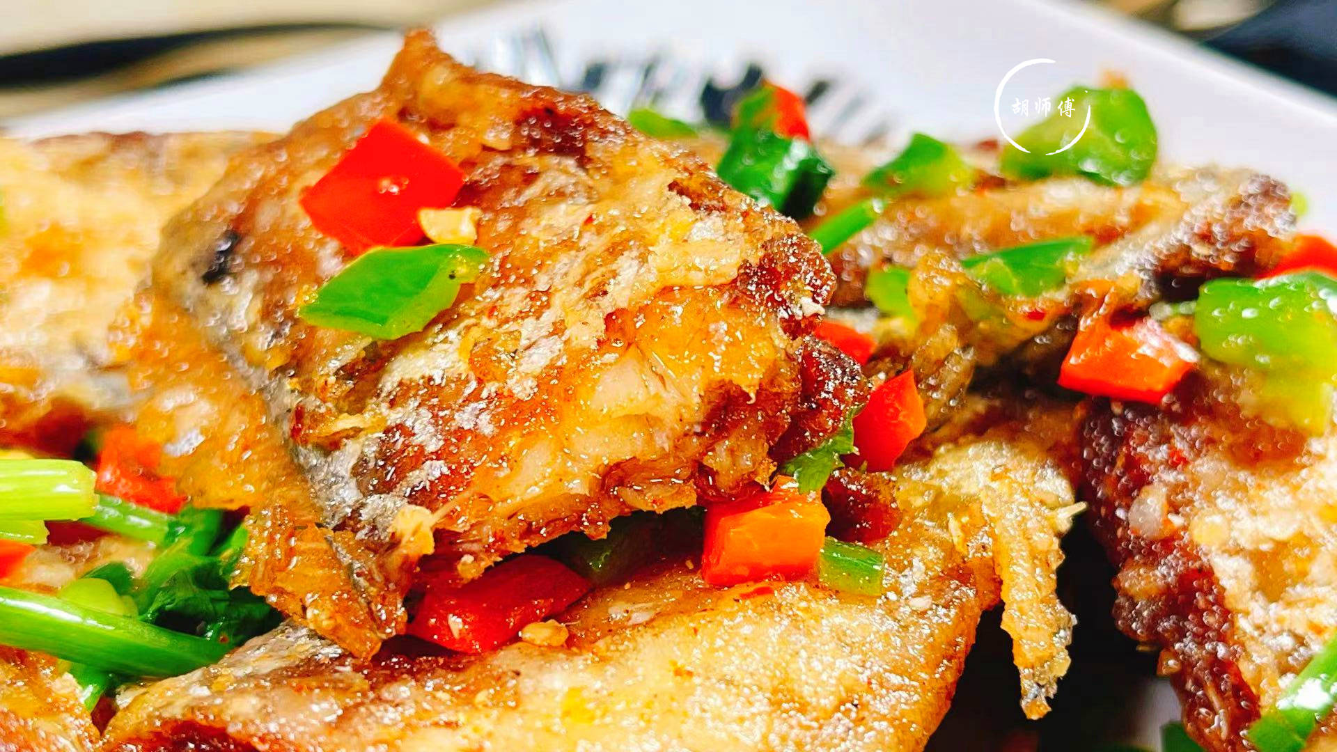 而买回来的带鱼,我会做成椒盐带鱼给家人吃,因为做好的椒盐带鱼不仅吃