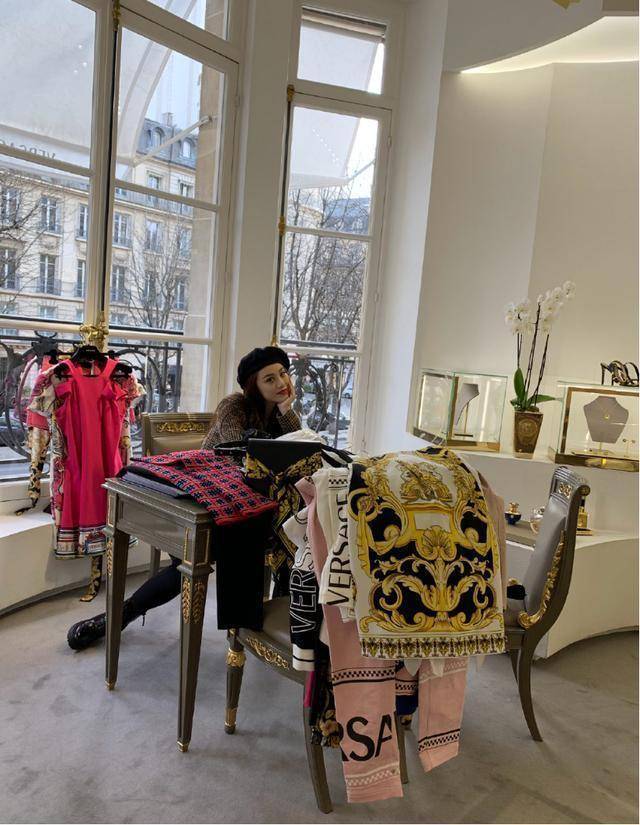 亮点|葛天的时尚品味真不错，穿格纹西装干练知性，搭牛仔裤帅气利落