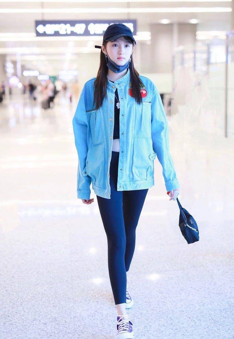 夹克|关晓彤穿得很像大学生，牛仔外套私服照接地气，紧身小黑裤有活力
