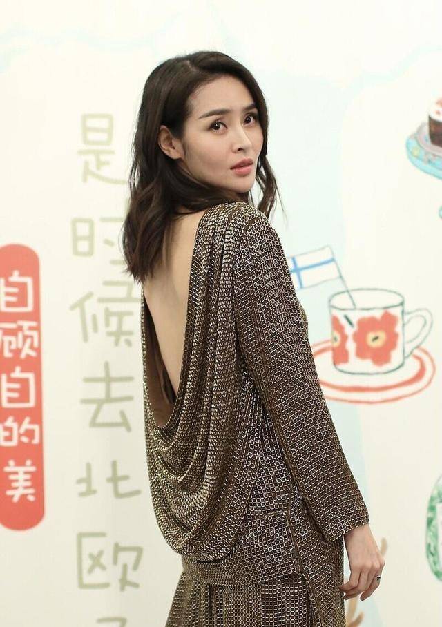 设计|于明加真厉害，穿一袭连衣裙亮相，让她魅力大增，美出了新高度