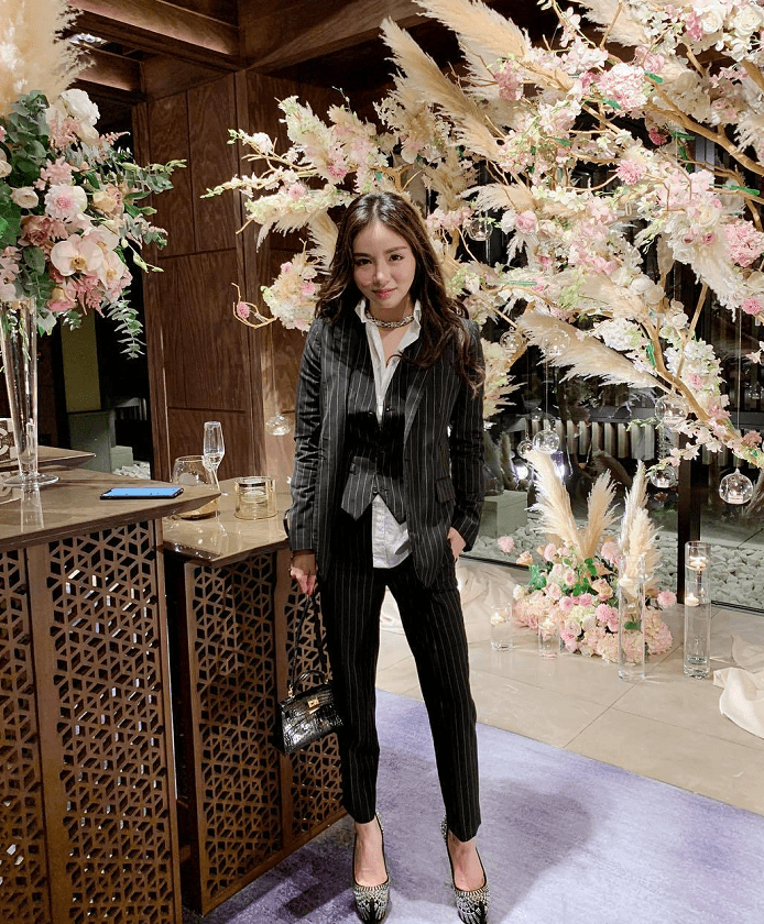 原创何猷君前女友真是千金体质,穿黑色也能看出身家,气质不输超模